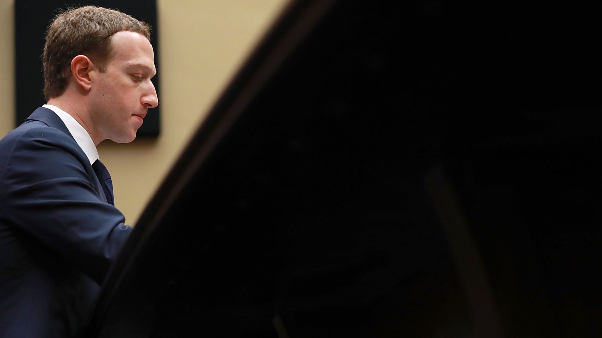 Les parents de Sandy Hook expriment leur mécontentement envers Mark Zuckerberg dans une lettre ouverte chargée d’émotion.