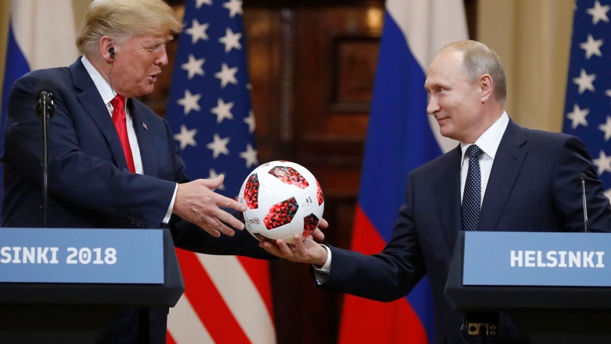 Il est possible qu’un dispositif de suivi ait été dissimulé dans le ballon de football offert par Poutine à Trump.