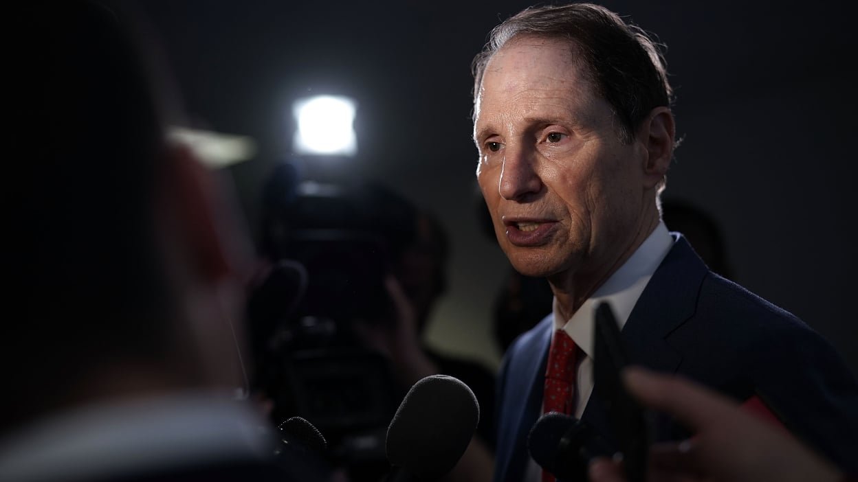 U.S. senator wants the government to stop using Adobe Flash ASAP